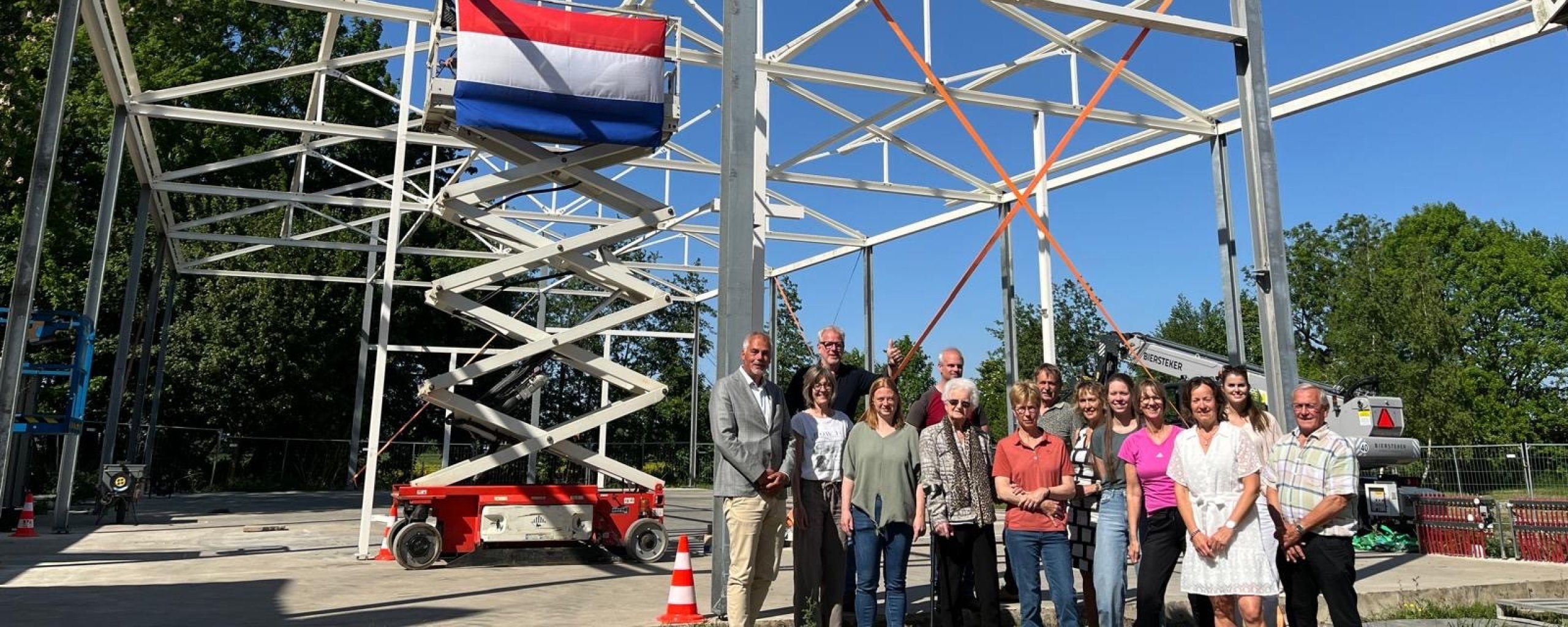 Van links naar rechts: Wethouder Daan van Orselen en een afvaardiging Stichting ONS Tintestein en gymnastiekvereniging ODI voor het geraamte van de nieuwe sportzaal.