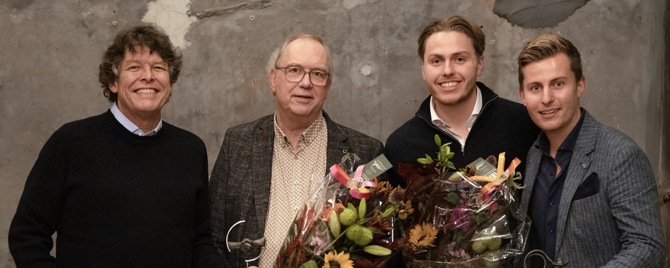 Van links naar rechts: winnaar Ondernemer van het Jaar Arie Prins en Willem de Gier van GPW Turbine Support en winnaar Jong Talent van het Jaar Ference en Tom Geurts van Gewoon Goed VVE Beheer.