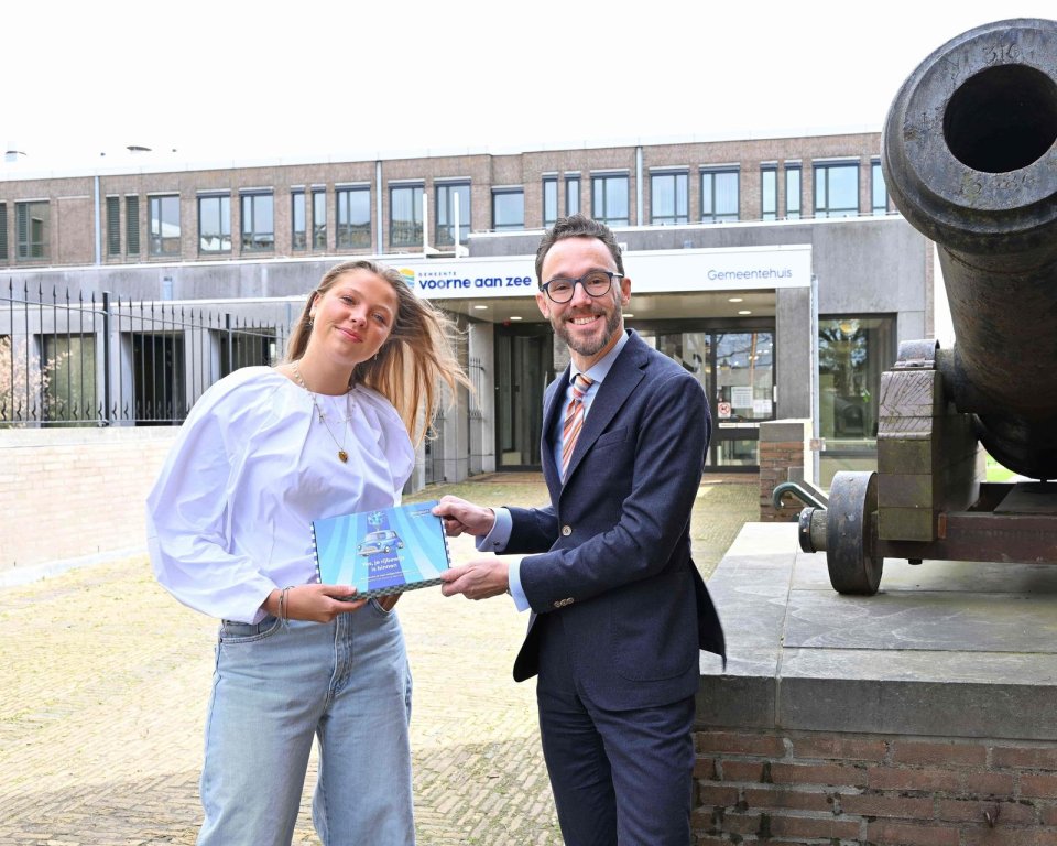 Burgemeester reikt rijbewijsbox uit aan Frederique voor gemeentehuis in Hellevoetsluis