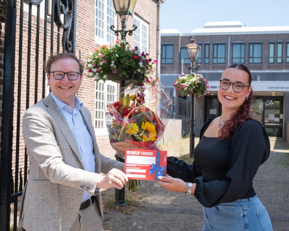 Links wethouder Igor Bal overhandigt prijs uit aan rechts Marith Oudwater