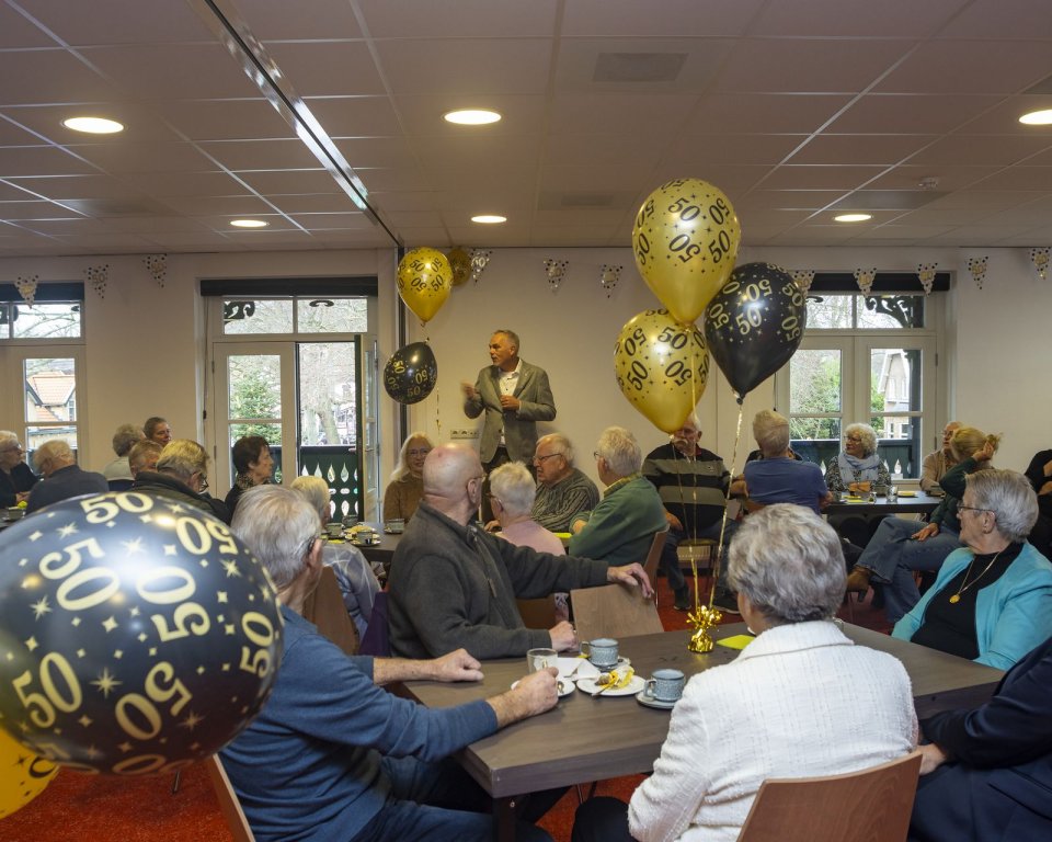 Wethouder Daan van Orselen met huurders van het Woonbedrijf