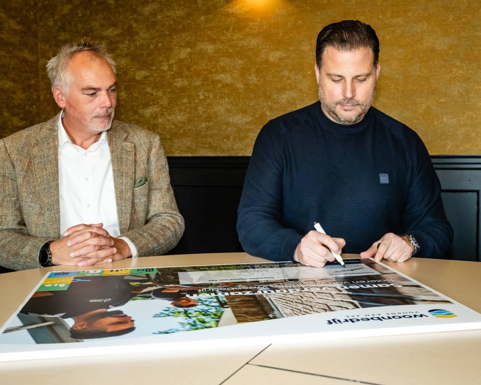 Wethouder D van Orselen ondertekent overeenkomst met de Isolatiespecialist.nl