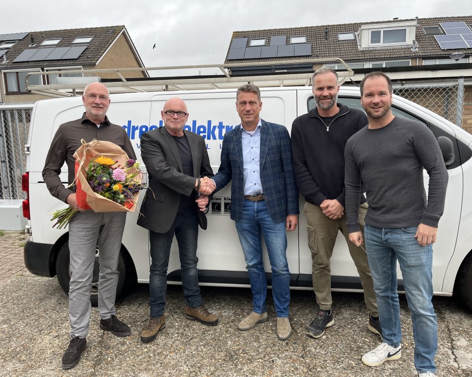 van links naar rechts op de foto: Ab en Henk Barendrecht, wethouder Aart Jan Spoon, Ben en Sonnie Barendrecht
