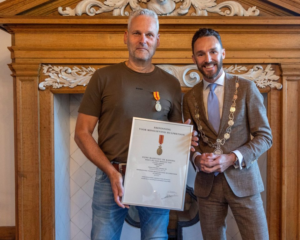 Uitreiking erepenning aan Leo IJdo door burgemeester Arno Scheepers