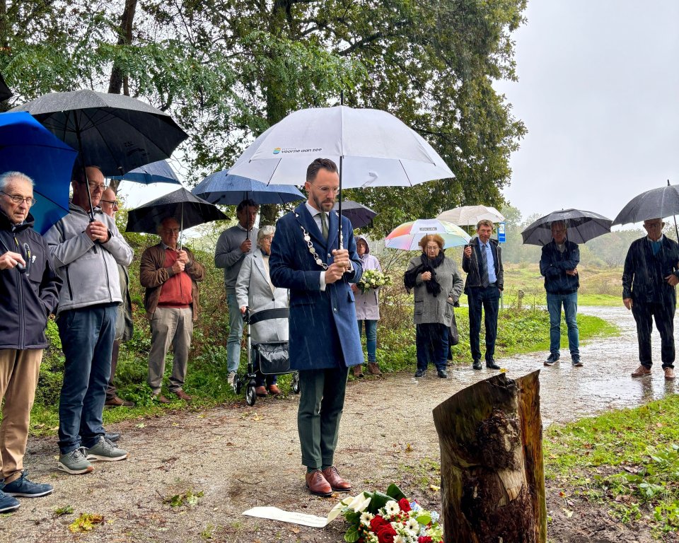 Burgemeester Scheepers staat stil bij herdenking Leendert van der Meer aan de Sipkesslag in Oostvoorne