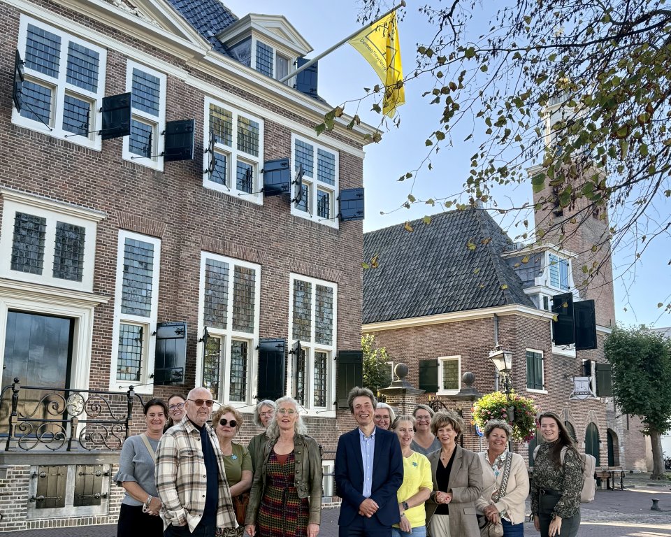 Foto: Wethouder Wilbert Borgonjen hijst de vlag Dementievriendelijk