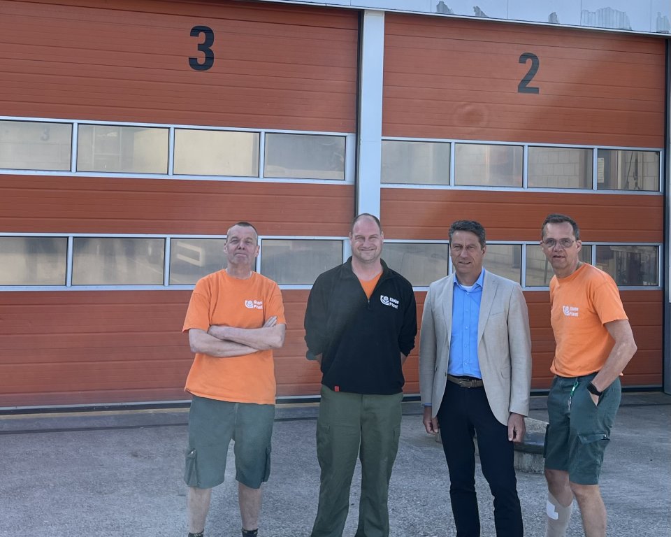 Foto v.l.n.r.: Paul Grootscholten, Thijs van de Westelaken, wethouder Aart Jan Spoon, Johan Grootscholten