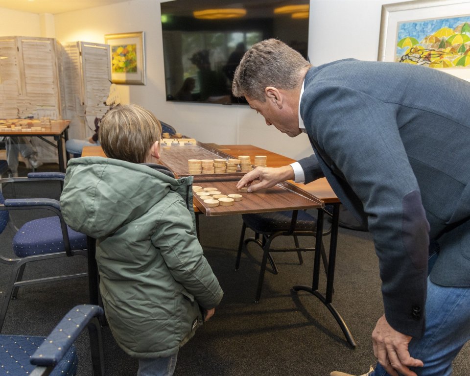 Bijeenkomst pleeg- en steunouders, wethouder Aart Jan Spoon is aan het sjoelen met kinderen