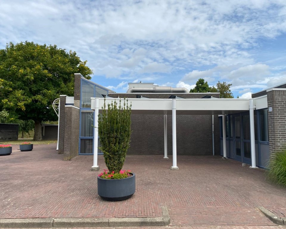 Buitenkant van de aula van de begraafplaats in Brielle