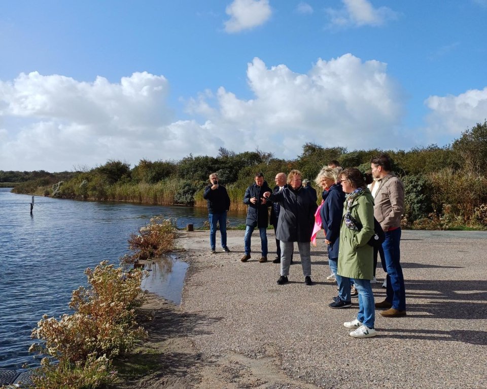 Raadsleden Lisse bij het Fieldlab aan het Oostvoornse Meer