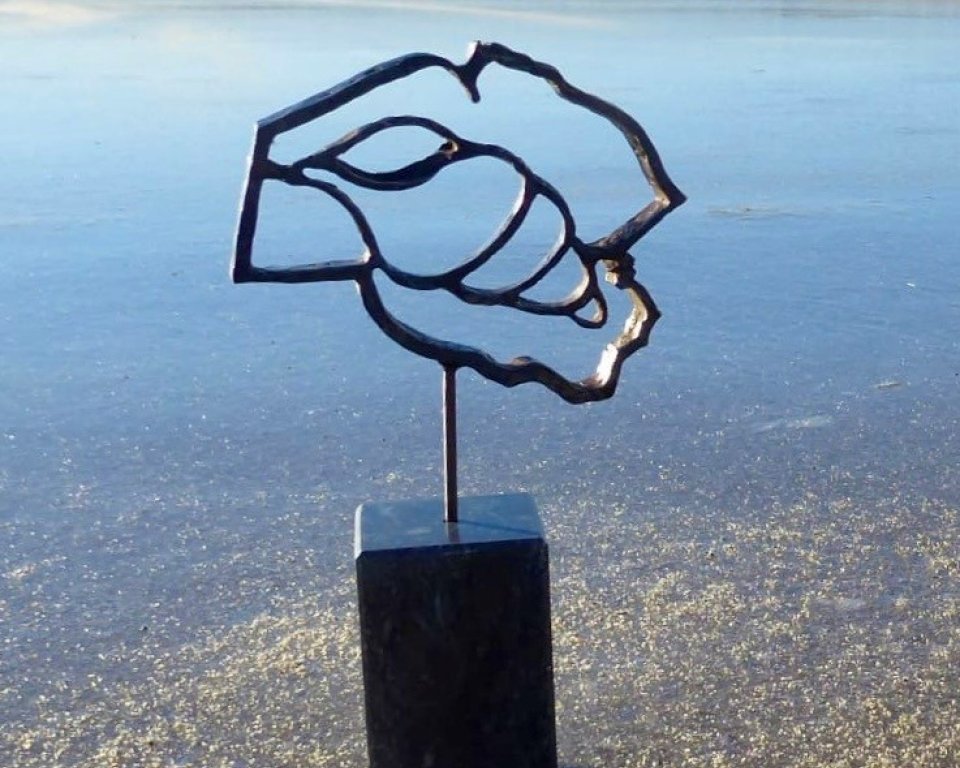 Beeld van de bronzen schelp