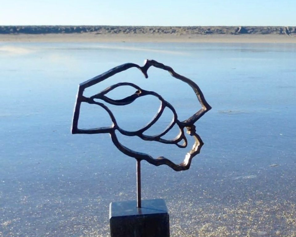 Beeld van de bronzen schelp