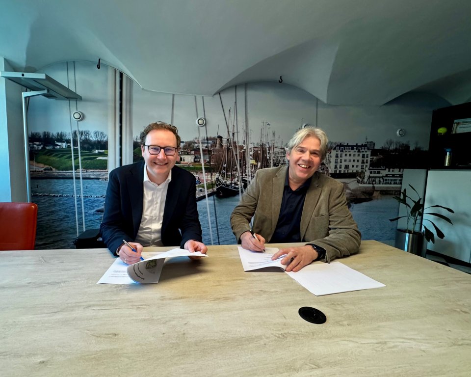 In the photo, Alderman Bal on the left and Rob Doets from construction company Lagendijk & Stout on the right.