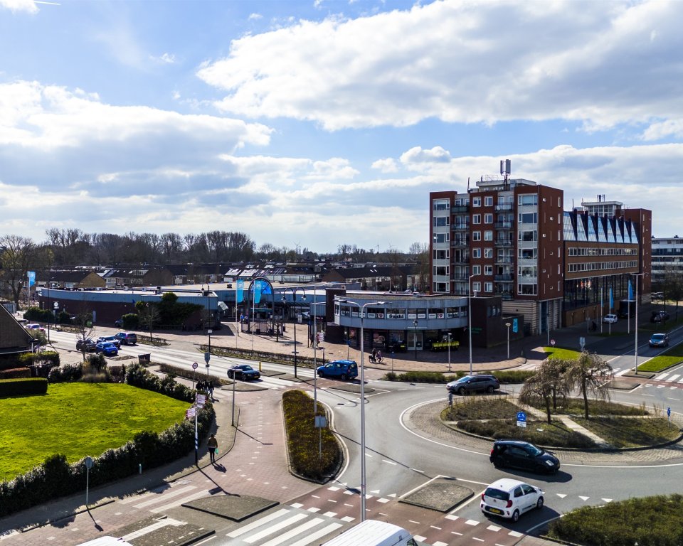 luchtfoto met zicht op de rotonde bij het Evertsenplein in Hellevoetsluis
