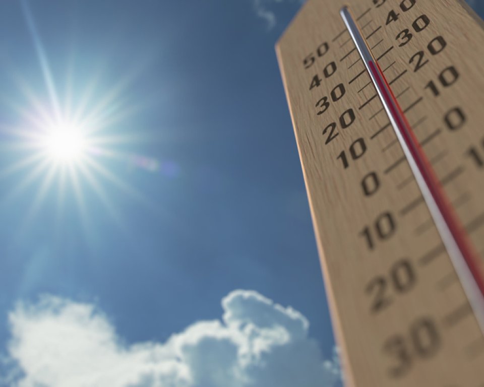 Zon met thermometer die hoge tempraturen aangeeft