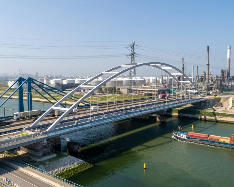 Afbeelding van de Suurhoffbrug bij de Maasvlakte