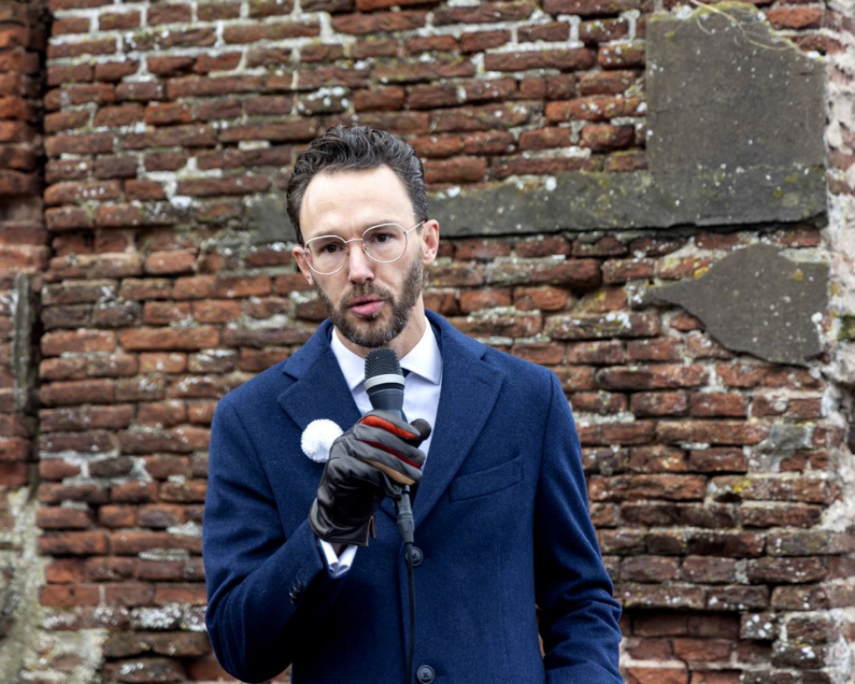 Decorative: mayor gives speech