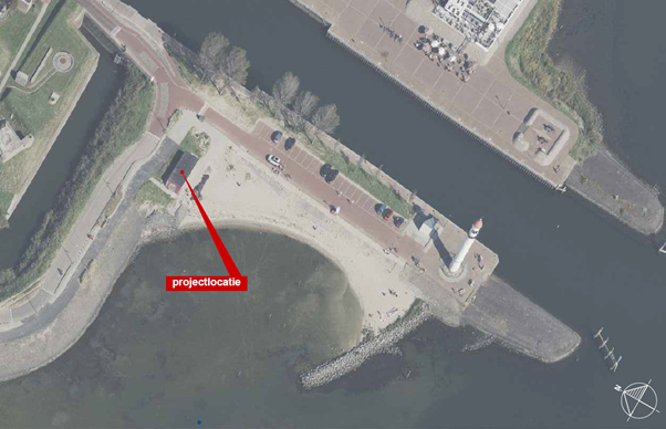 Foto: Op de foto ziet u vanaf bovenaf een satelietfoto van de projectlocatie. Deze bevindt zich op het strandje tussen de Nieuwe Zeedijk, de Westkade en de Vuurtoren in Hellevoetsluis.