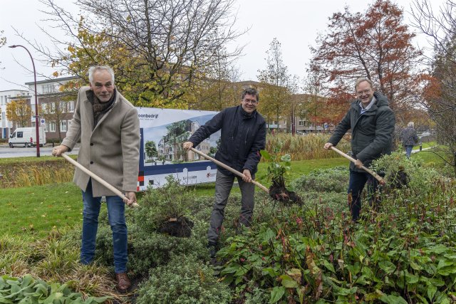 Links wethouder Daan van Orselen samen met aan de rechterkant wethouder Robert van der Kooi graven vaste planten uit de grond aan het park de Ruy