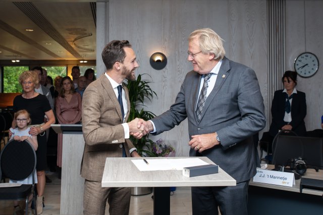 Commissaris van de Koning van Zuid-Holland, Jaap Smit, schudt burgemeester Arno Scheepers de hand na de installatie als burgemeester van Voorne aan Zee