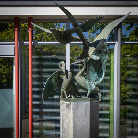 Kunstwerk "Zwanen" van Evert den Hartog aan de Leidseweg in Voorschoten.