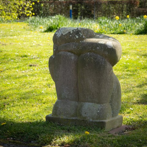 Kunstwerk "Sluimerende" van Wilhelm Dohm aan de Rosenburgherlaan in Voorschoten.