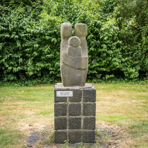 Kunstwerk "Ouders met kind" van Wilhelm Dohm aan de Raadhuislaan in Voorschoten.