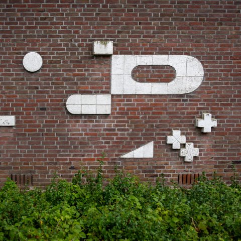 Kunstwerk "Zonder titel" van Josje Smit aan de Raadhuislaan in Voorschoten.