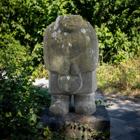 Kunstwerk "Berusting" van Wilhelm Dohm aan De Zeven Provinciën in Voorschoten.
