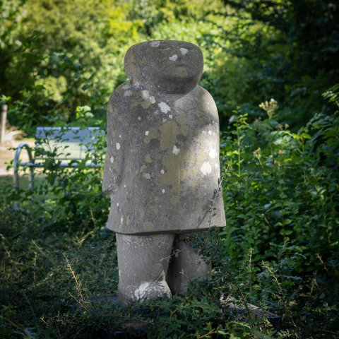 Kunstwerk "Verbazing" van Wilhelm Dohm aan De Zeven Provinciën in Voorschoten.