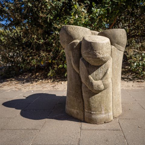 Kunstwerk "Zonder titel" van Wilhelm Dohm aan de Multatulilaan 92 in Voorschoten.