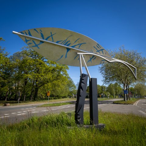 Kunstwerk "Blad" van Pim van der Maas op de middenberm van de Leidseweg in Voorschoten.