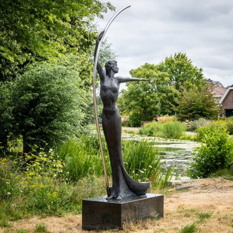 Kunstwerk "Allemansgeest" van Guido Sprenkels op de T-splitsing van de Professor Boerhaaveweg en de Multatulilaan in Voorschoten.
