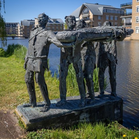 Kunstwerk "Rituele Depositie" van Frans en Truus van der Veld aan de P.C. Boutensstraat in Voorschoten.