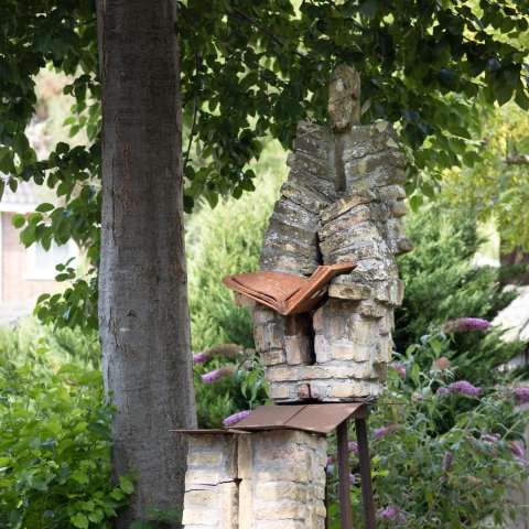 Kunstwerk "Lezer" van Peter van Loon aan de Wijngaardenlaan 4 in Voorschoten.