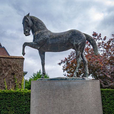Kunstwerk "Paard" van Floyd DeWitt aan de Voorstraat in Voorschoten.