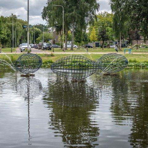 Kunstwerk "Korven" van Kees Bierman in de vijver nabij de Rossinidreef, Richard Wagnerlaan en de Gustav Mahlerlaan in Voorschoten.