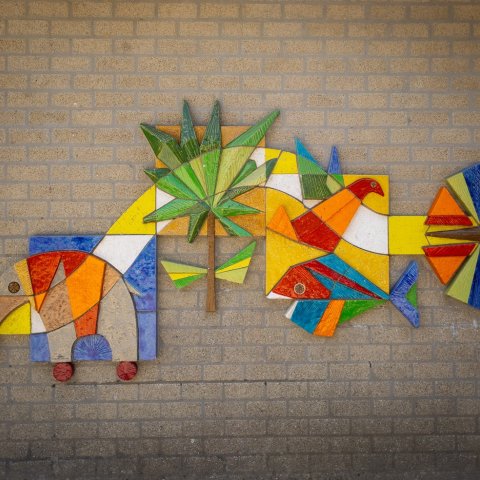 Kunstwerk "Dieren en Planten" van Henk Tieman aan de Elstlaan in Voorschoten.