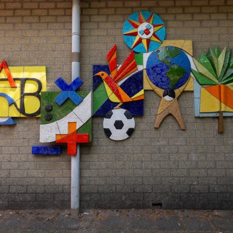 Kunstwerk "Voorstellingen uit het Onderwijs" van Henk Tieman aan de Elstlaan in Voorschoten.