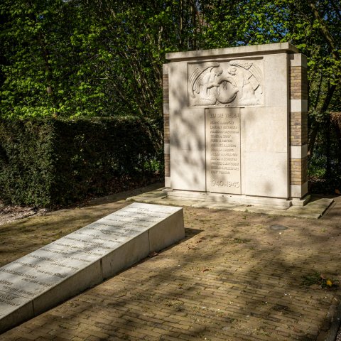 Kunstwerk "Oorlogsmonument" van Gra Rueb en Robert Oosterheert bij de ingang van het Burgemeester Berkhoutpark in Voorschoten.