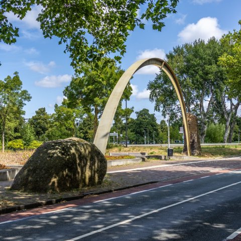 Kunstwerk "Van hier naar daar" van Nout Visser bij Station Voorschoten.