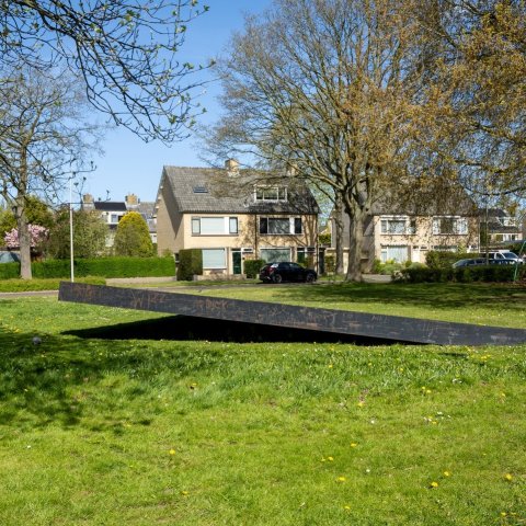 Kunstwerk "Graszode" van André van Lier aan de Karel Doormanlaan in Voorschoten.