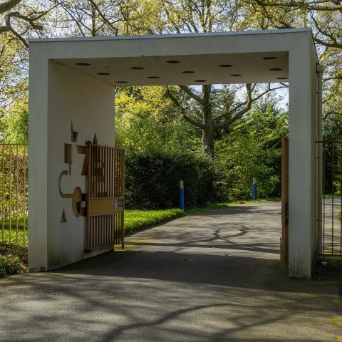 Kunstwerk "Poort" van Josje Smit aan de Rosenburgherlaan in Voorschoten.