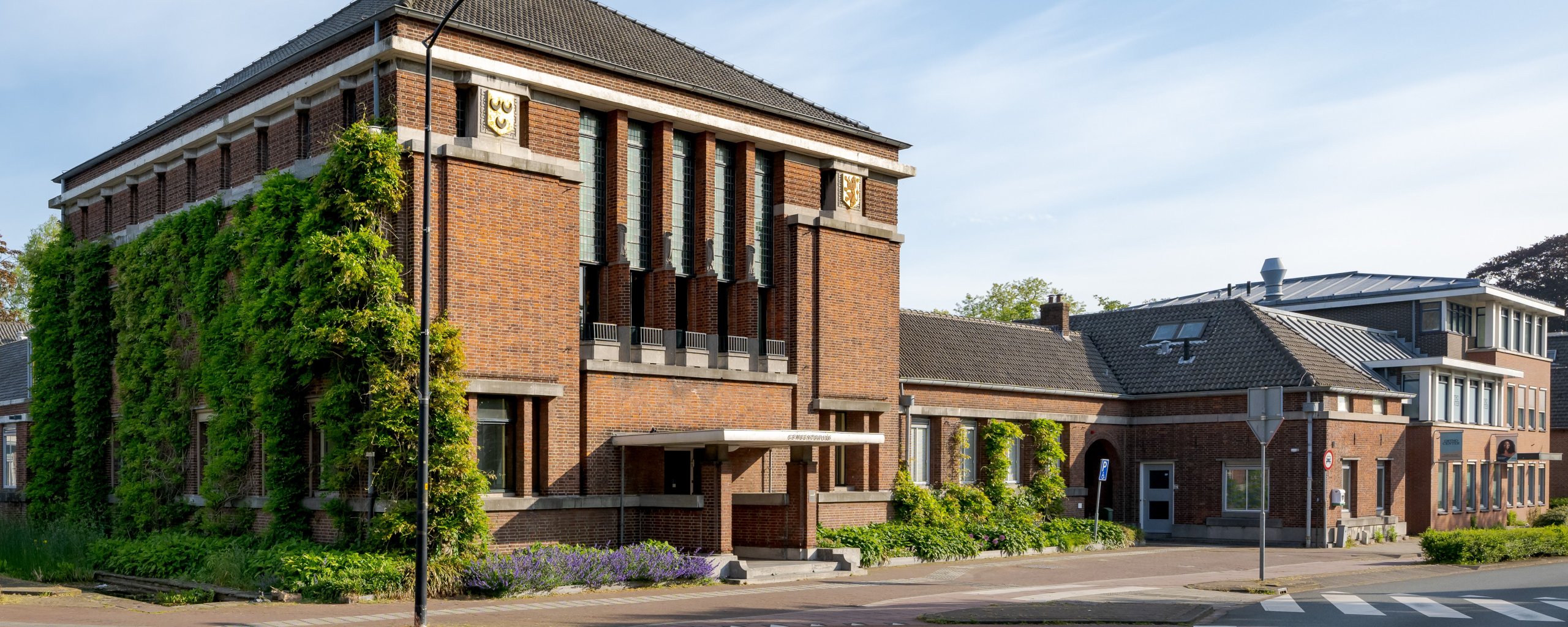 Decoratieve afbeelding van het gemeentehuis in Voorschoten.