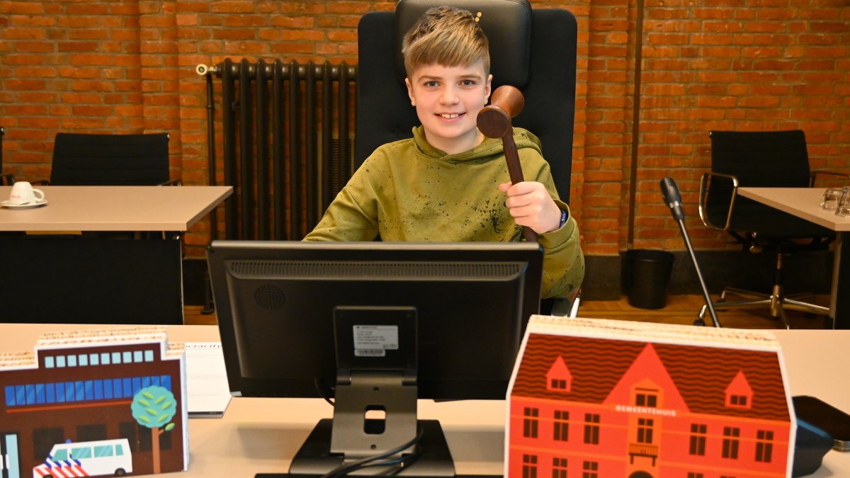 Groepen 8 spelen gemeenteraadsspel Democracity