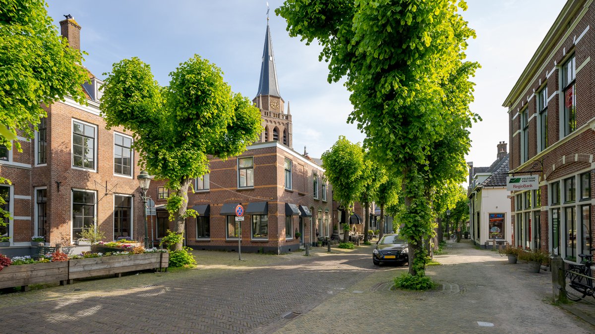 Klok van Dorpskerk ’s nachts uit