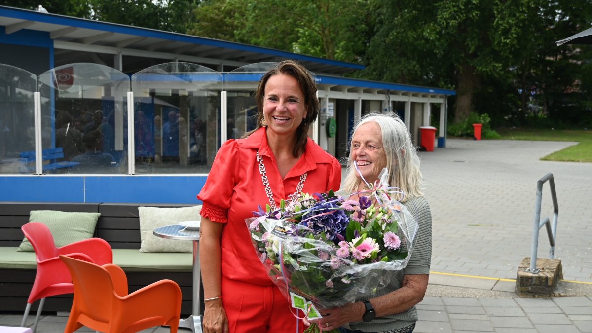 Burgemeester Stemerdink reikt Koninklijke onderscheiding uit aan mevrouw Schrama-van Leeuwen