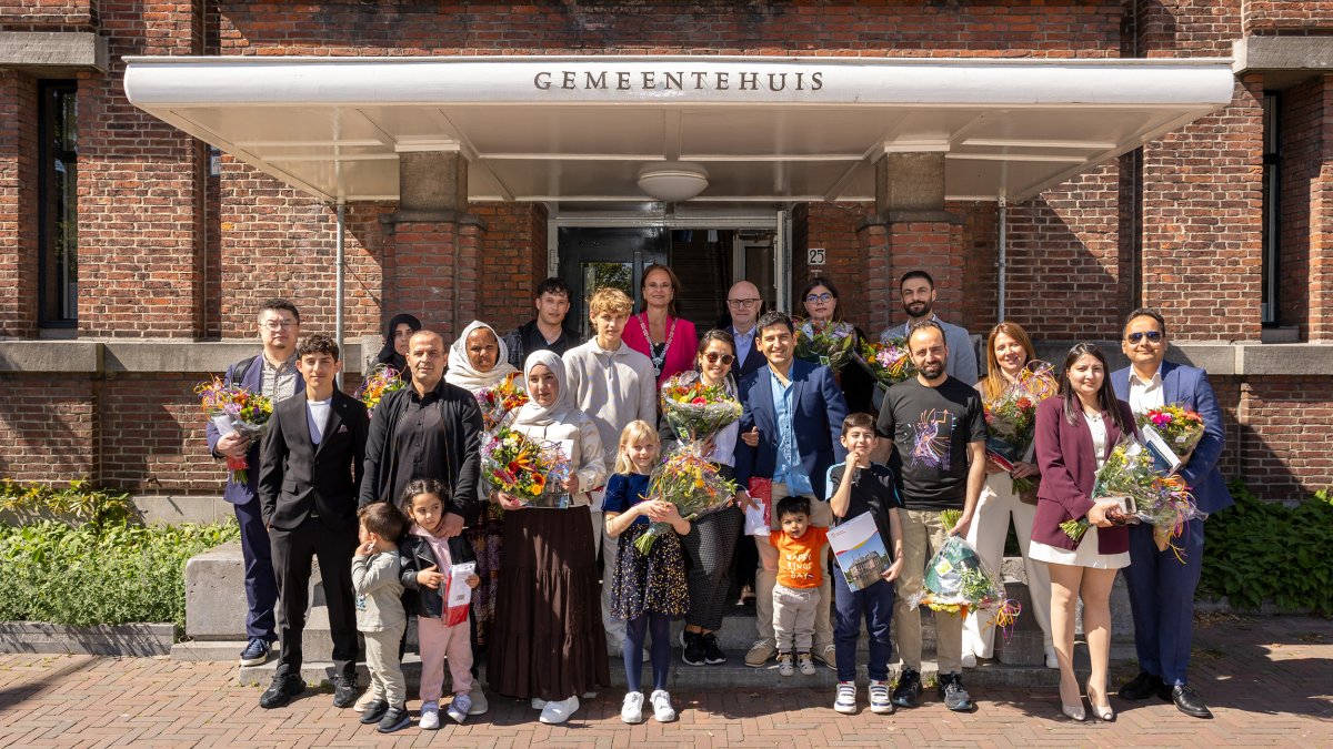 Burgemeester Nadine Stemerdink feliciteert negentien nieuwe Nederlanders