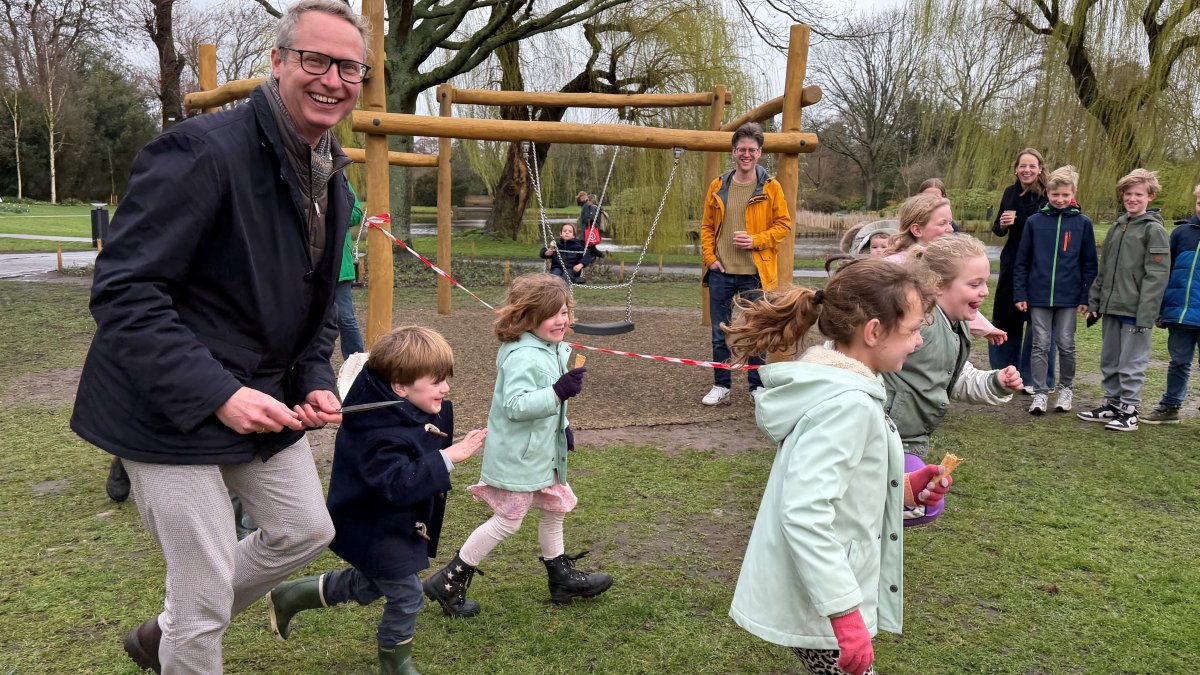 Wethouder opent vernieuwde speeltuin Burgemeester Berkhoutpark