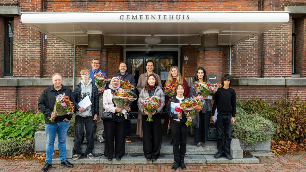 Nieuwe Nederlanders krijgen kleine attentie op nationale naturalisatiedag